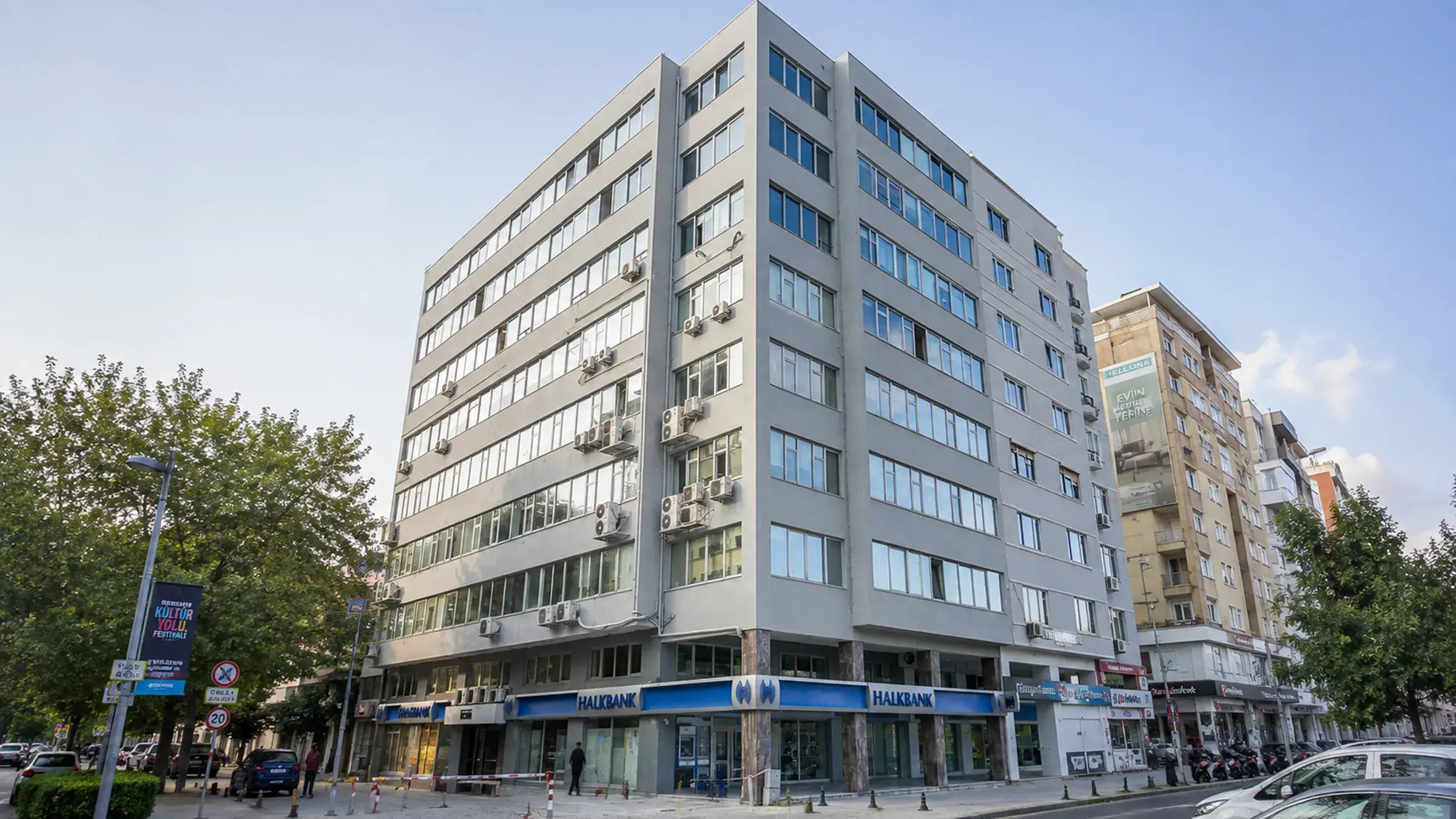 Bell Holding Şişli merkez ofisinde özel üretim yönetici ve toplantı mobilyaları